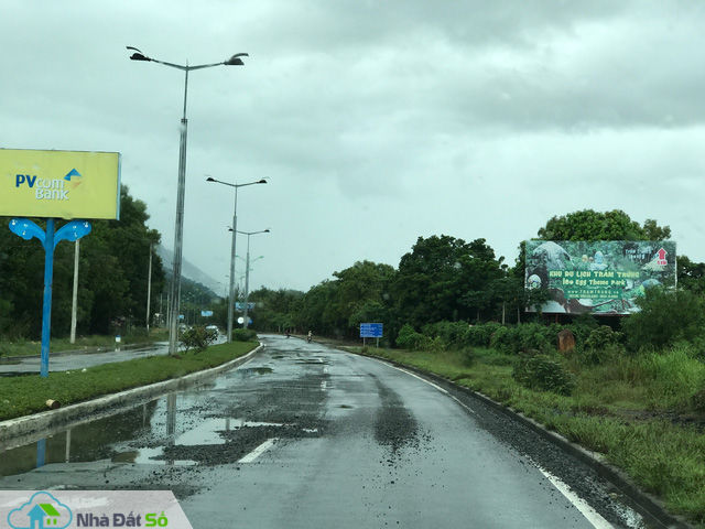 Nhiều tuyến đường dẫn vào trung tâm thành phố đang bị cày nát, xuống cấp trầm trọng do xe tải chở vật liệu xây dựng, lưu lượng giao thông khá đông
