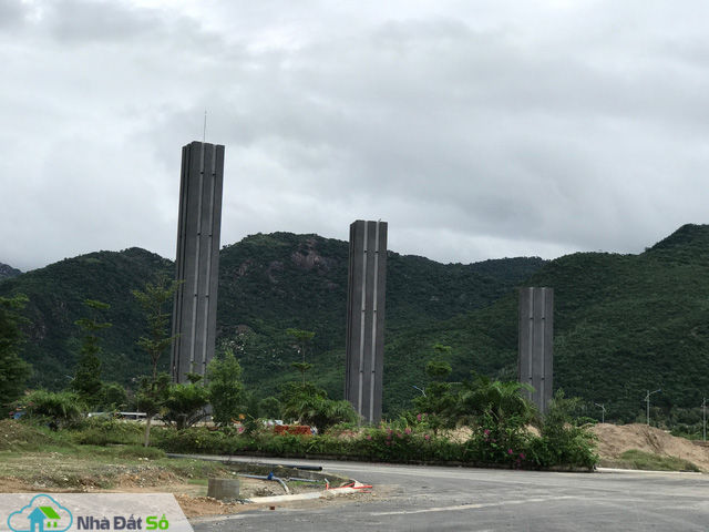 Khu vực từ sân bay Cam Ranh vào trung tâm thành phố đang rất nóng bởi nhiều dự án nghỉ dưỡng đang xây dựng