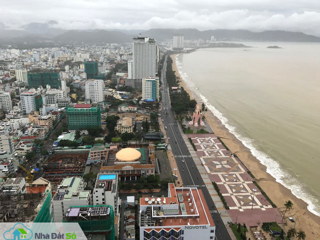 Dọc tuyến đường Trần Phú chạy ven biển, hàng chục dự án condotel đang thi công ngày đêm