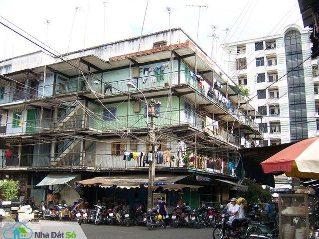 
Một chung cư cũ chờ xây mới.
