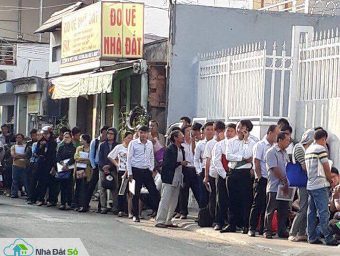 chờ làm thủ tục nhà đất