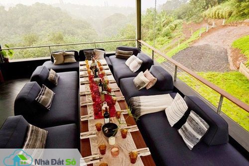 Mọi đồ trong nhà đều được sử dụng biến hóa tối đa. Bộ bàn ghế sofa khi cần có thể biến thành khu vực ăn tiện lợi, thoải mái.