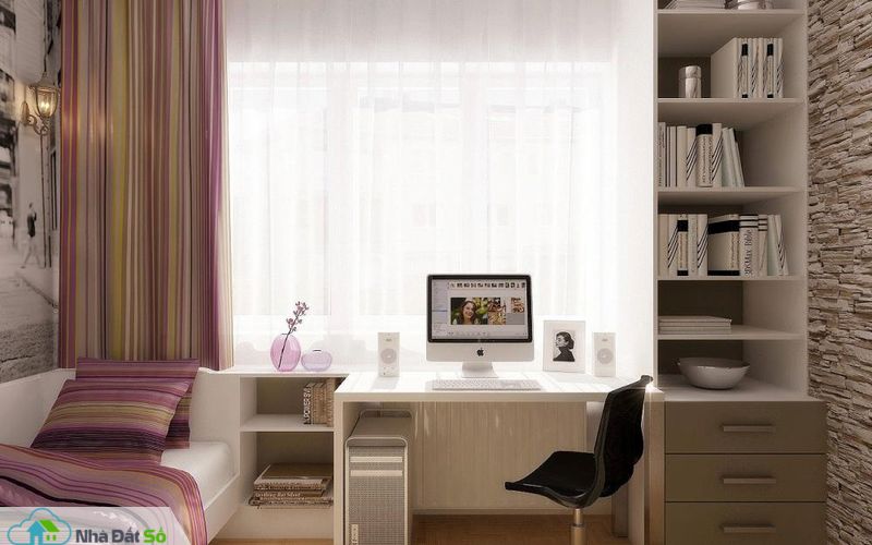 Bàn làm việc đặt cạnh cửa sổ