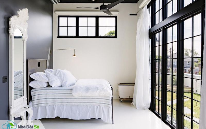 Phòng ngủ chính hướng tầm nhìn ra sân hiên ngoài trời