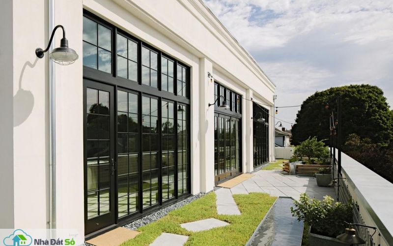 Để ngôi nhà trở nên gần gũi với thiên nhiên, kiến trúc sư đã lát gạch kết hợp cỏ xanh tại khu vực hiên ngoài trời