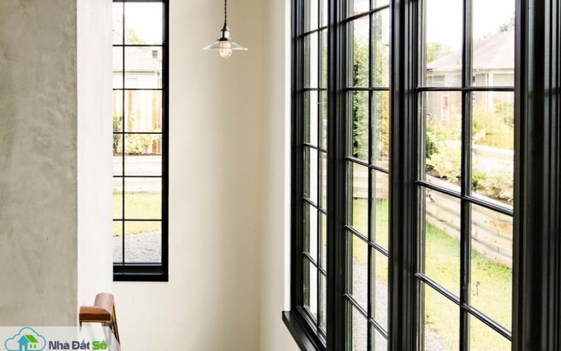 Khu vực cầu thang lên xuống có bố trí đèn thả ánh sáng vàng giúp chủ nhà dễ dàng di chuyển