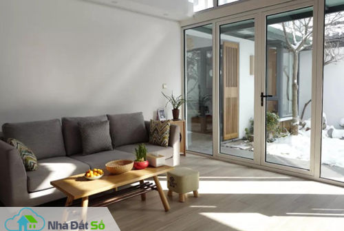 Huan có thể thoải mái ngồi ngắm tuyết rơi qua khung cửa kính mà không sợ lạnh.