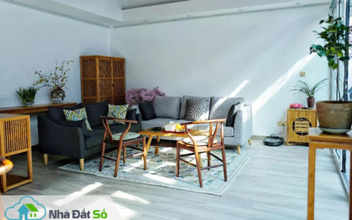 Không gian phòng khách tạo cảm giác gần gũi, ấm cúng nhờ bộ ghế sofa kết hợp bàn ghế gỗ. Những chậu cây nhỏ xinh tạo thành điểm nhấn tinh tế cho ngôi nhà.