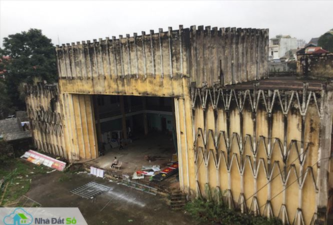 Bỏ hoang nhà hát “vang bóng một thời” - 1