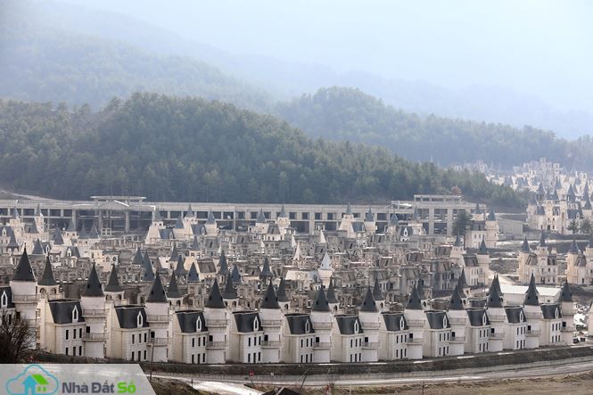 Xót xa "làng biệt thự" 200 triệu đô tuyệt đẹp bị bỏ hoang - 4