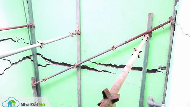 Vụ nhà nứt toác cạnh dự án chung cư: Dân kêu, chủ đầu tư chỉ hứa hẹn - Ảnh 2.