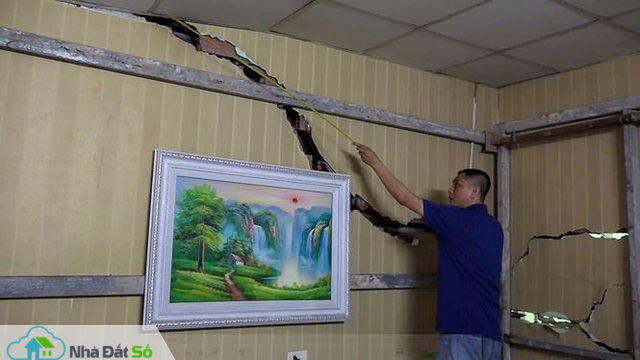 Vụ nhà nứt toác cạnh dự án chung cư: Dân kêu, chủ đầu tư chỉ hứa hẹn - Ảnh 1.