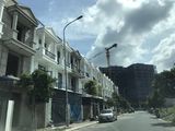 Bán Nhà Phố 1 Trệt 2 Lầu. Nằm Ngay Mặt Tiền Đường Lớn