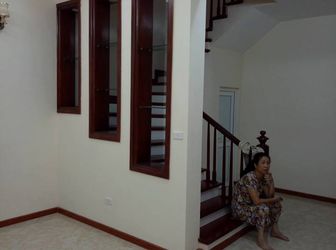 Bán Gấp Nhà Đường Láng Ôtô Đỗ Cửa Kinh Doanh Tốt. DT 38m2,MT 3,3m-5 Tầng- Giá 4.6 Tỷ.