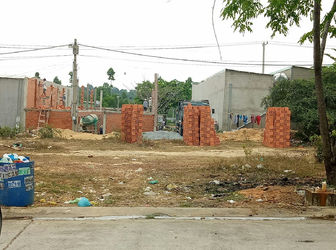 Sang Gấp Lô Đất 300m2 MT Chợ ,Dcư Đông ,Tiện Kdoanh Ngay 550Tr, Tcư 100% ,Sổ Hồng