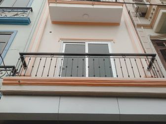 Cần Bán Nhà Hoa Lâm 42M2 Ngõ Oto Qua Đỗ Cửa, Kinh Doanh Tốt Giá 2.6 Tỷ