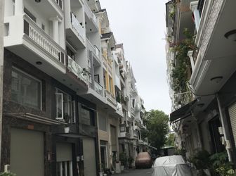 Cho Thuê Nhà Nguyên Căn Khu Hoàng Quốc Việt. Diện tích 4x12.5M. 1 Trệt, 2 Lầu, sân thượng. Gắn Sẵn 5 Máy Lạnh. Giá 20 Triệu