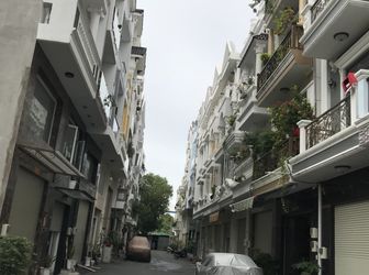 Cho Thuê Nhà Nguyên Căn Khu Hoàng Quốc Việt. Diện tích 4x12.5M. 1 Trệt, 2 Lầu, sân thượng. Gắn Sẵn 5 Máy Lạnh. Giá 20 Triệu