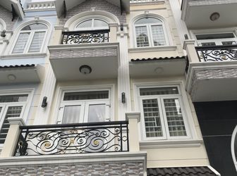 Cho Thuê Nhà Nguyên Căn Khu Hoàng Quốc Việt. Diện tích 4x12.5M. 1 Trệt, 2 Lầu, sân thượng. Gắn Sẵn 5 Máy Lạnh. Giá 20 Triệu