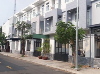 Cần Bán Gấp Nhà Phố , 1 Trệt , 1 Lầu , Bình Dương Giá Rẻ , Sổ Hồng Riêng