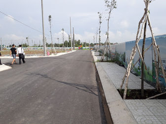 Đi Định Cư Nước Ngoài Cần Bán Lại Lô Đất 90M2, Mặt Tiền Quốc Lộ 13, Ngay Trung Tâm Thương Mại.