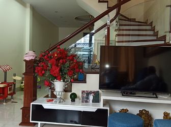 Bán Nhà 75M2 X 3 Tầng Có Sân Để Xe Ô Tô, Sổ Vuông Vắn Ở Nguyễn Văn Cừ, Long Biên