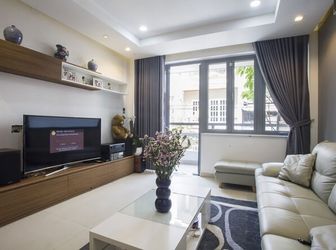 Nhà Đẹp, View Hồ, Gara Ô Tô, Nguyễn Văn Cừ Giá 6.3 Tỷ.