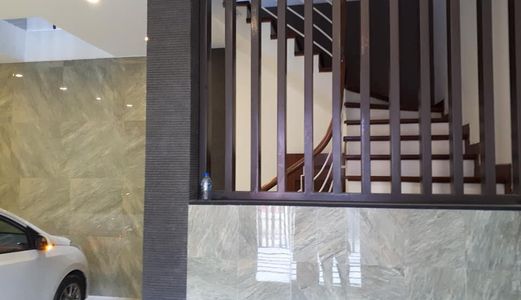 Quân Hai Bà Trưng, Kinh doanh Vip, Gara Ô tô, Mới, vỉa hè rộng.