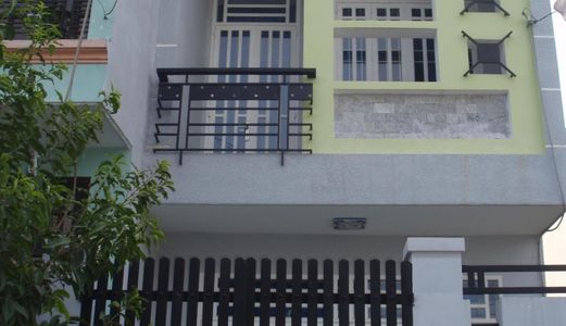 Cần Bán Nhà , Trệt , 1 Lầu , 4 Phòng , Dt: 100m2 , Giá 1,3 Tỷ , Đường Kdc 586