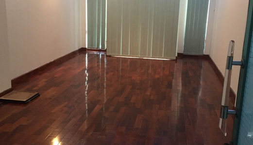 Cho Thuê Văn Phòng 32m2 Sàn Gổ, Có Ban Công, Rèm, Ngay Đường Lớn Hoa Hồng, Tiện Đi Lại