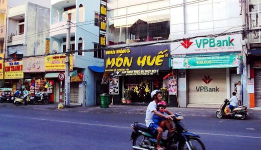 Nhà Mặt Tiền Đường Nhựa Lớn - DT: 185m2. Giá 2.08 Tỷ (40%)- Sổ Hồng - Khu Thương Mại 