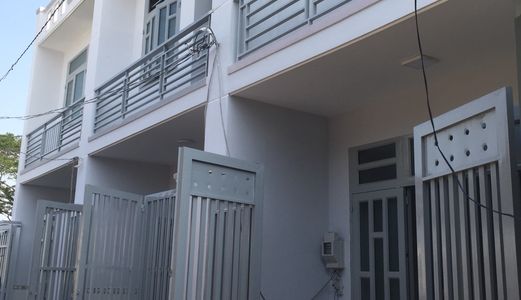 Nhà Mới Xây Đang Hoàn Thiện Khu Dân Cư Đông Đúc