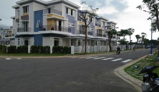 Nhà Phố Thương Mại Xây Sẵn Giá Rẻ