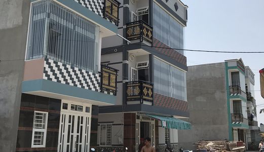 Nhà Đẹp 2 Lầu Hiện Đại - Thoáng Mát Mà Giá Lại Quá Rẻ !!