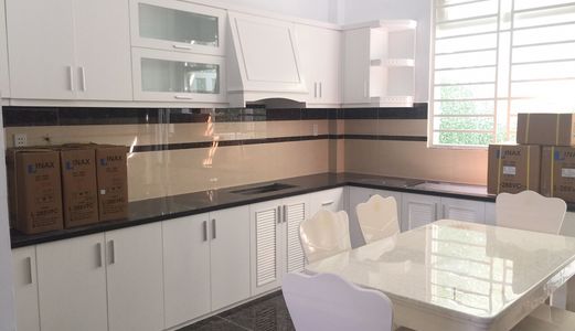 Bán Nhà Chợ Đường, Nhà Mới Đẹp, Đường 8M, Có Sân Xe Hơi. Dt: 4X14M, Sổ Hồng Riêng. Lh: 0933 933 804