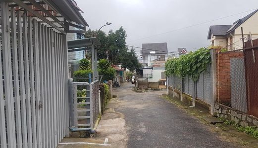 Nhà Đất Thoáng, 2 Mặt Tiền, Có Sân Đậu Ô Tô Rộng Khu An Ninh Đà Lạt Giá Cực Rẻ