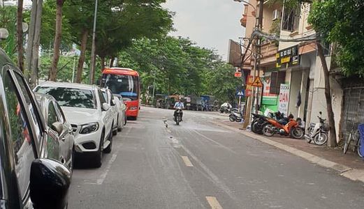 [Siêu Hot] Bán Nhà Phố Nguyễn Đình Hoàn – 7 Tầng Thang Máy Nhập Khẩu.