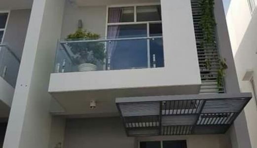 Về Quê Ở Cần Bán Gấp Căn Nhà Mặt Tiền 2 Lầu 1 Trệt, Sổ Hồng Riêng, 10X20M = 200M2 Có Sân Để Ô Tô.