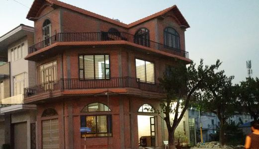 Bán Nhà Góc 2 Mặt Tiền. Trệt 2 Lầu Sân Thượng, Xây Gạch Thẻ Không Tô Trát. Vị Trí Đẹp