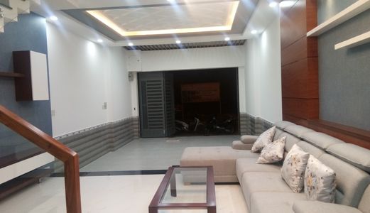 Bán Nhanh Nhà Khu Phạm Hữu Lầu. Diện tích 5X18M. Hướng Nam. 3 Tầng. Giá 8.2 Tỷ. Full Nội thất.