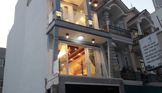 Bán Nhà Hxh 67 Đào Tông Nguyên . Dt 4X13M. 1Trệt ,2Lầu, Sân Thượng . Full Nội Thất Cao Cấp . Giá 3.95 Tỷ .