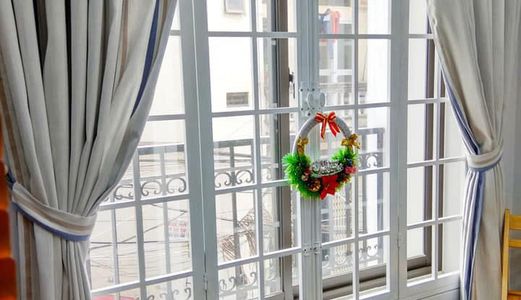 1 Bước Ra Đường. 2 Bước Ra Trường .3 Bước Ra Trung Tâm Thương Mại