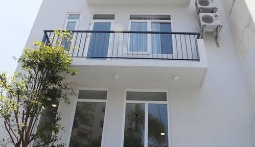 Cho Thuê Nhà Mới Xây Hẻm 240 Lê Thánh Tôn Cách Chợ Bến Thành 50M, Trung Tâm Quận 1