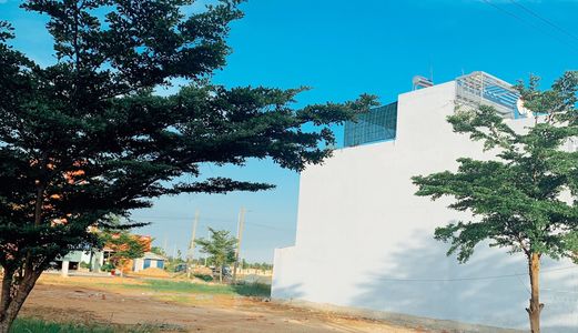 - Vị Trí Nằm Ngay Mặt Tiền Đường Trần Văn Giàu, Cách Siêu Thị Aeon Mall Bình Tân 10 Phút Đi Xe Máy. 