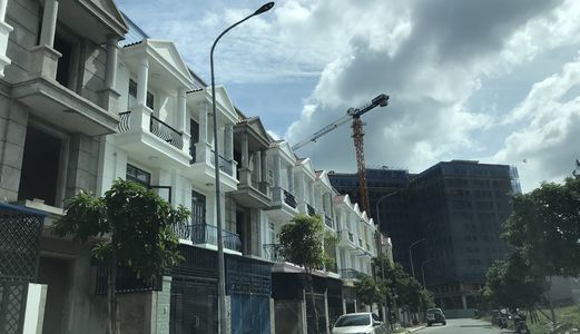 Bán Nhà Phố 1 Trệt 2 Lầu.  Nằm Ngay Mặt Tiền Đường Lớn 