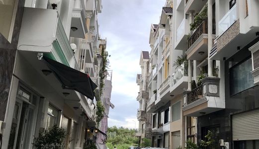 Bán Nhà Khu Hoàng Quốc Việt . 3 Tầng .Đang Có Hđ Thuê 20 Tr / Tháng . Bán 6.3 Tỷ .