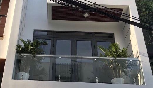 Bán Nhà Đẹp Hxh 502 Htp . Diên tích:  4.2X17M. 1Trệt ,2 Lầu, Sân thượng . Full Nội thất Cac Cấp . Giá 7.4 Tỷ .