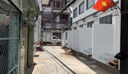 Bán Nhà Hẻm xe hơi115 Phạm Hữu Lầu . Diện tích 3X7.2M. Trệt , Lửng ,2 Lầu . Giá 2.4 Tỷ .