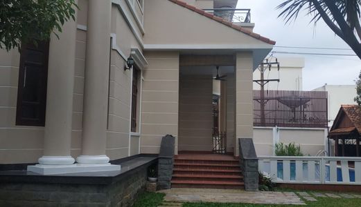 Cho Thuê Nguyên Căn Hầm, 2 Lầu 5X20M Full Nội Thất Gỗ Xách Vali Vào Ở Liền, Quận 2 Lh 0938 692 219 