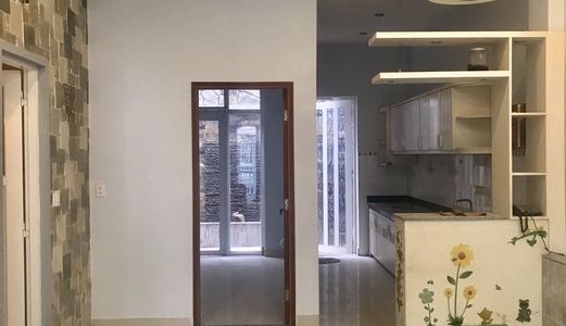 Nhà Thuê Khu Phạm Hữu Lầu -Q7 -5X18M- Trệt , 2 Lầu -3Pn- Đường 10M- Giá Thuê  Chốt 15Tr / Tháng .